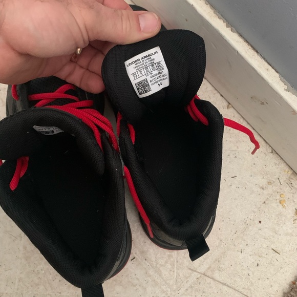 Boys under armor shoes size 7Y. In good shape - Picture 1 of 2